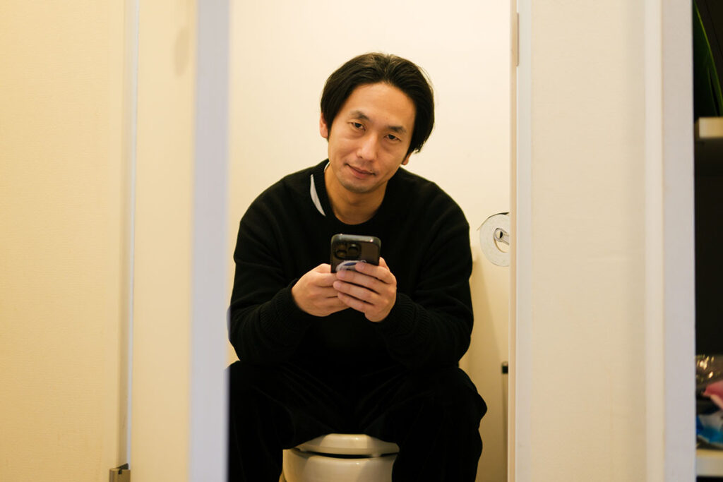 トイレでリラックスしている大川竜弥さん