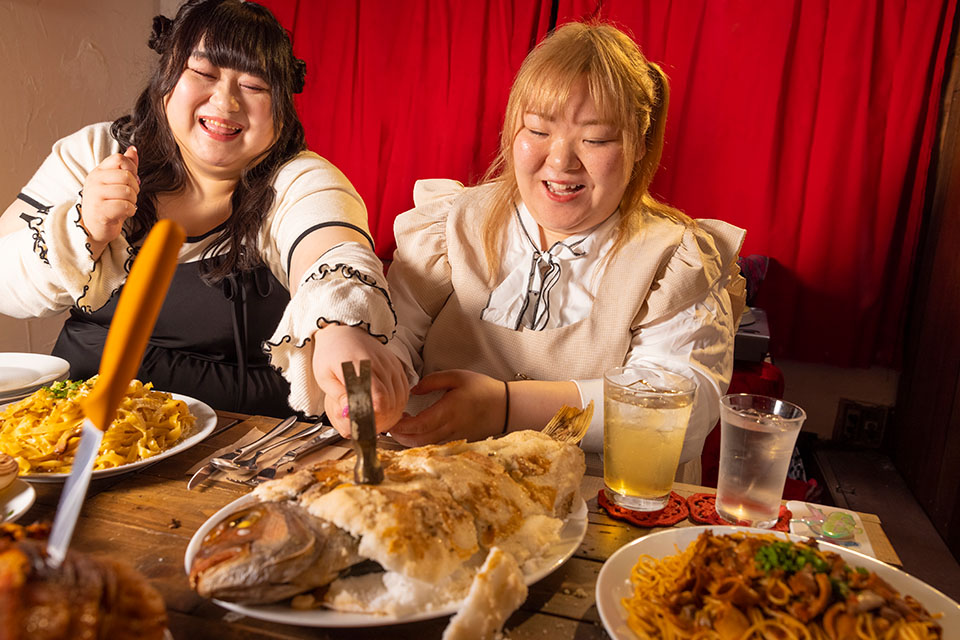 鯛の塩釜焼きの塩釜をトンカチでかち割るえみっくす