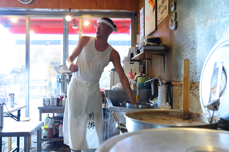 ラーメン健太の厨房に立つ横尾健太さん