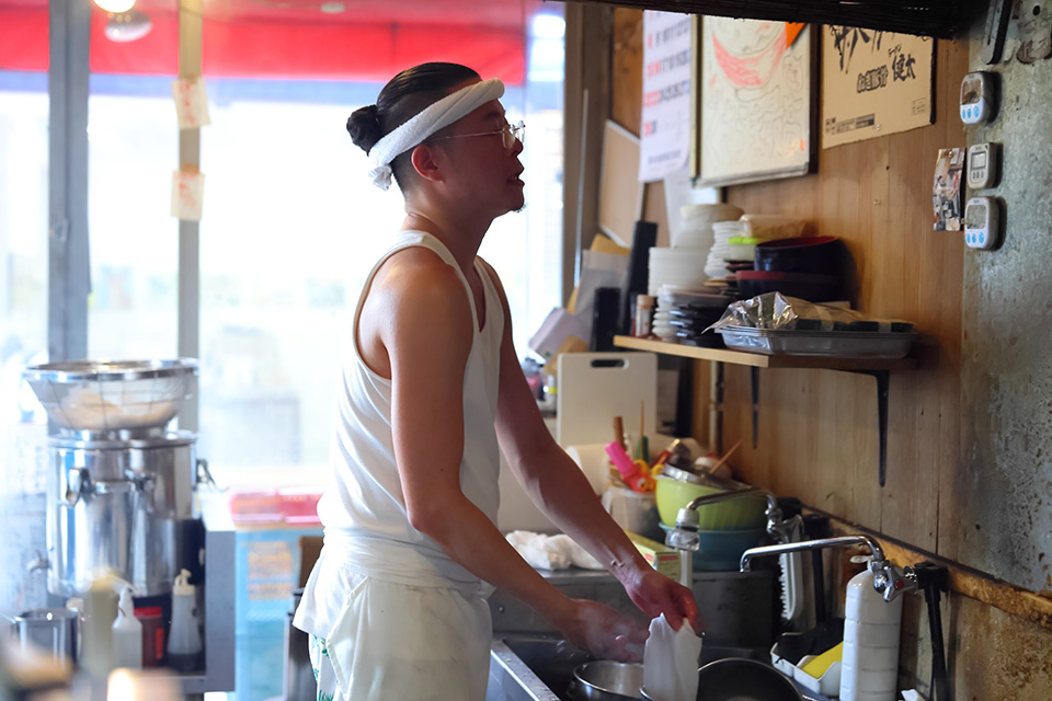 ラーメン健太のキッチンで洗い物をしている横尾健太さん