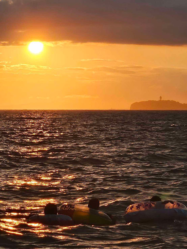 江ノ島が見える逗子の海、夕焼けが綺麗な写真