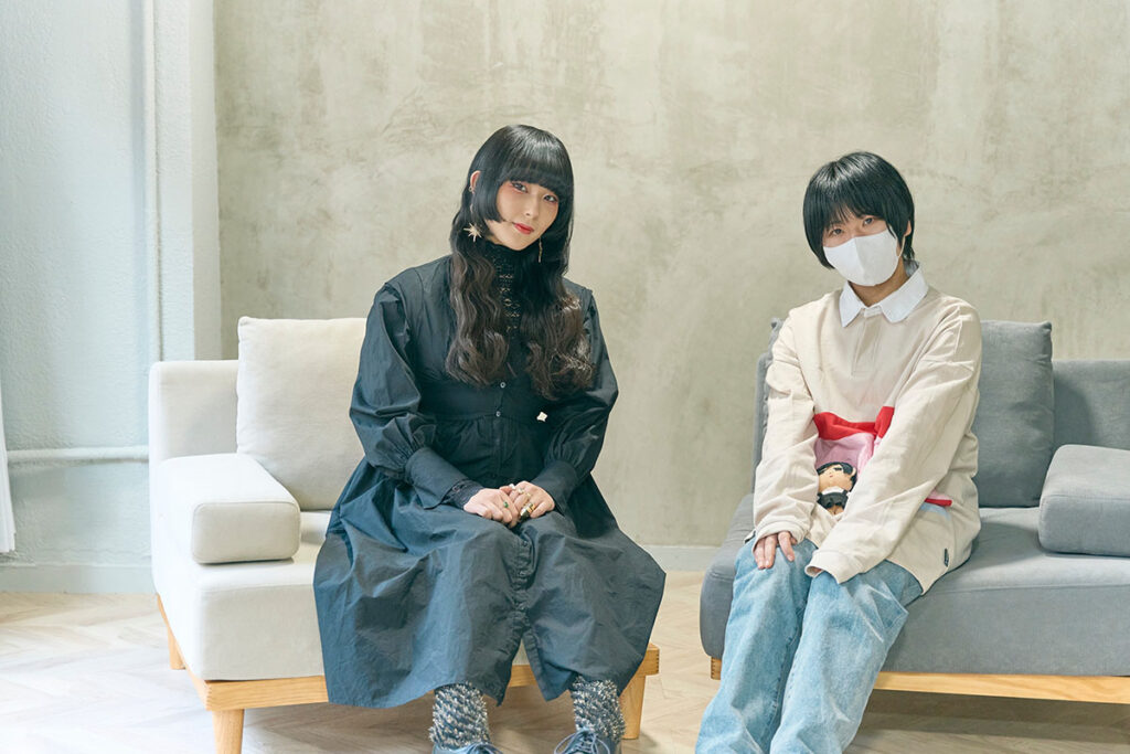 Relaaaax | アーティスト・Daoko × 漫画家・小骨トモの“リラックス対談” 《前編》。愛読する漫画や嫉妬心への向き合い方とは